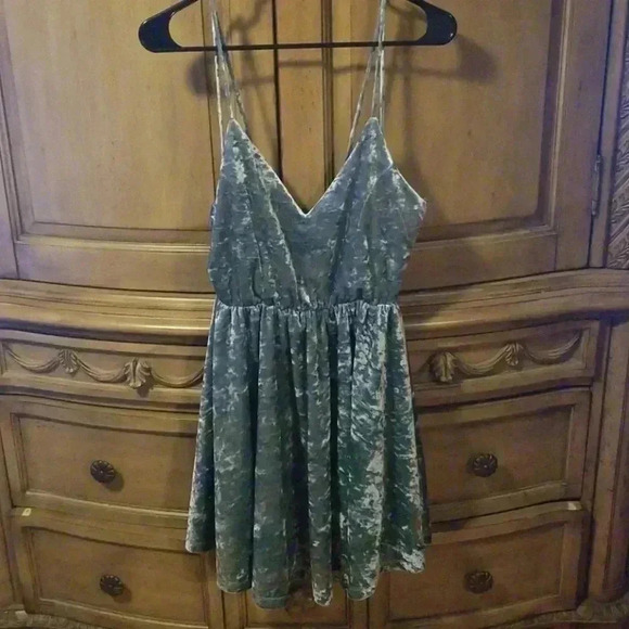 ROMEO & JULIET VELVET DRESS 👗 - Picture 2 of 4